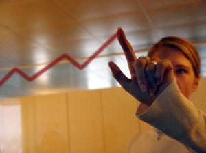 Paire de lunettes posées sur une feuille de comptes